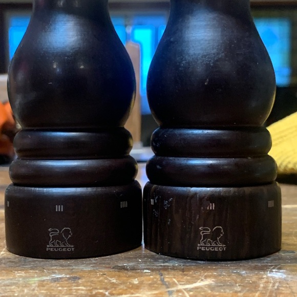 PEUGEOT PARIS VINTAGE CHOCOLATE BROWN SALT AND PEPPER MILLS - Picture 4 of 13